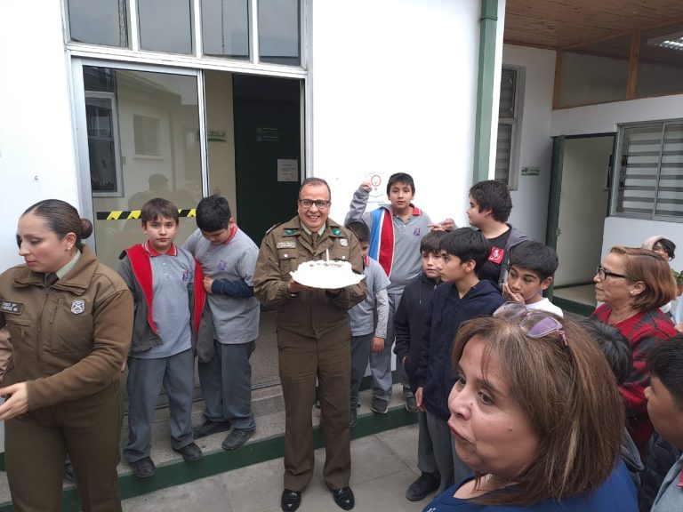 Alumnos visitan a Carabineros