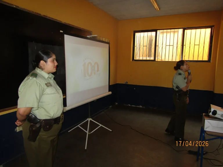 Carabineros brinda charla de seguridad escolar