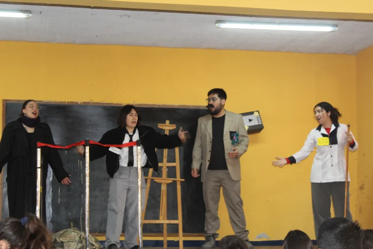¡El teatro y el inglés se tomaron el Colegio María Raquel!